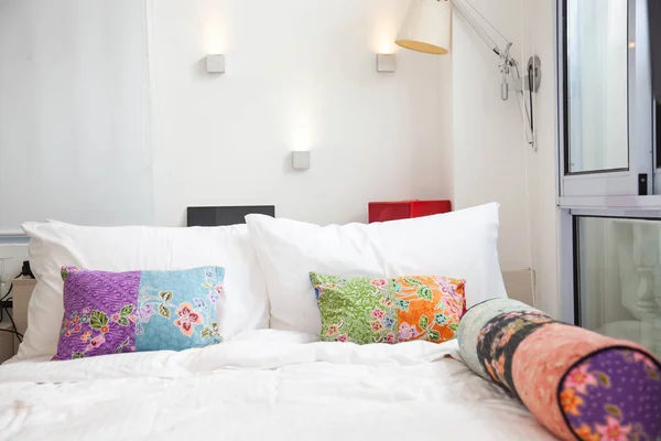Cama con almohadas de colores - acogedor dormitorio —  Fotos de Stock