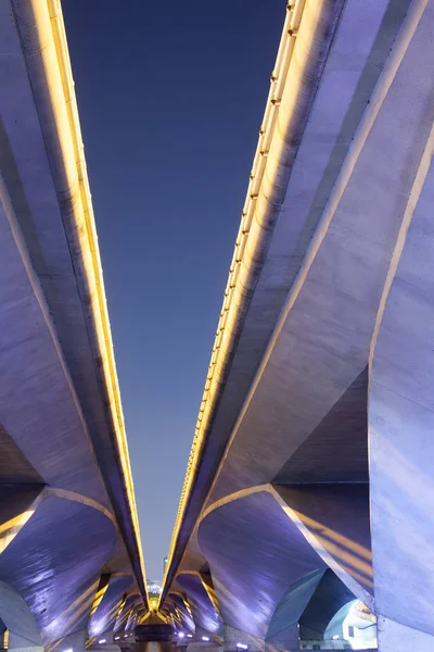 Abstracte foto van een brug lijnen 's nachts — Stockfoto