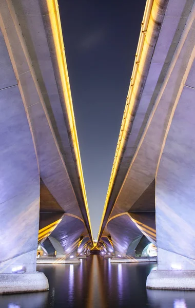 La foto abstracta de las líneas del puente por la noche — Foto de Stock