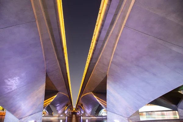 Abstracte foto van een brug lijnen 's nachts — Stockfoto