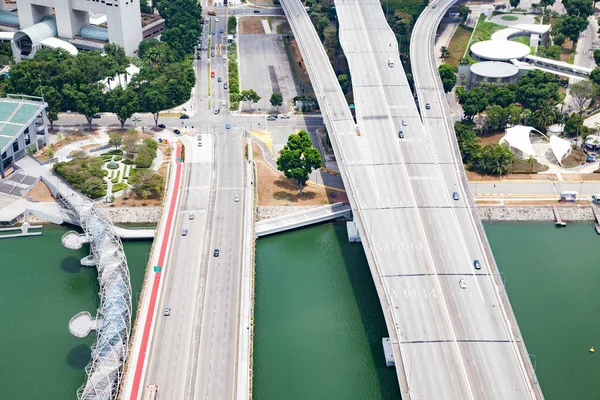 Widok z lotu ptaka mostu Helix i ruchu Singapur — Zdjęcie stockowe