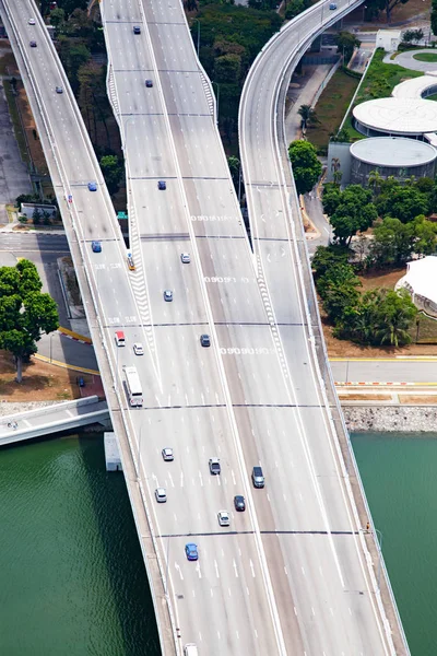Aerial view of a bridge and traffic and green water surface — Stock Photo, Image