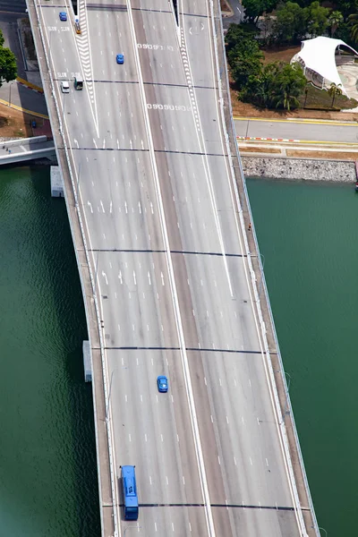 Aerial view of a bridge and traffic and green water surface — Stock Photo, Image