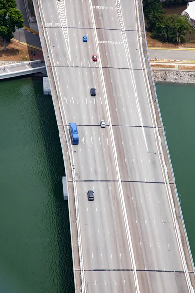 Luchtfoto van een brug en verkeer en groen wateroppervlak — Stockfoto