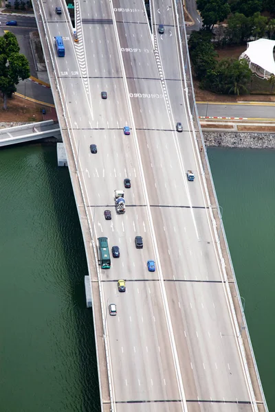 Luchtfoto van een brug en verkeer en groen wateroppervlak — Stockfoto
