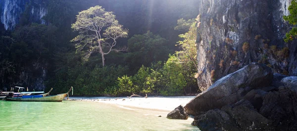 Longtail boat sulla bellissima spiaggia Koh Hong island, Thailandia — Foto Stock