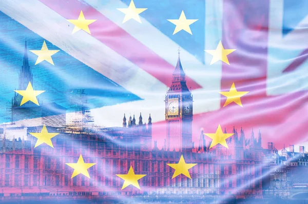 Концепція brexit-подвійне перебування британських пам'яток і прапор — стокове фото