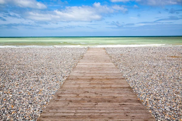 Houten plank die leidt naar de zee en blauwe hemel-vakantie en bevrijd — Stockfoto