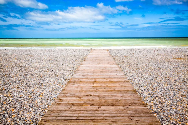 Houten plank die leidt naar de zee en blauwe hemel-vakantie en bevrijd — Stockfoto