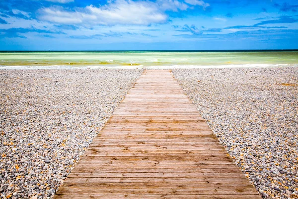 Tablón de madera que conduce al mar y el cielo azul - vacaciones y liberado — Foto de Stock