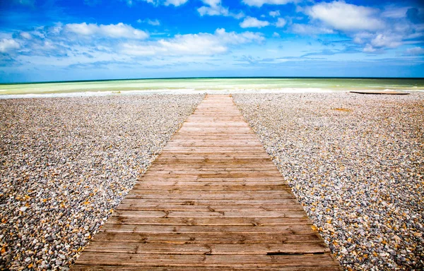 Asse di legno che conduce al mare e cielo blu - vacanza e liberato — Foto Stock