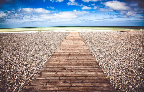 Tablón de madera que conduce al mar y el cielo azul - vacaciones y liberado — Foto de Stock