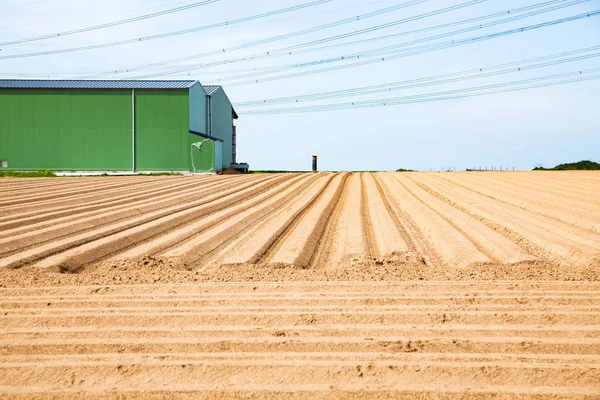 Patrón de hilera en un campo arado preparado para la siembra de cultivos en spr —  Fotos de Stock