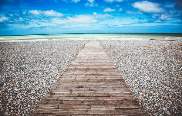 Tablón de madera que conduce al mar y el cielo azul - vacaciones y liberado —  Fotos de Stock