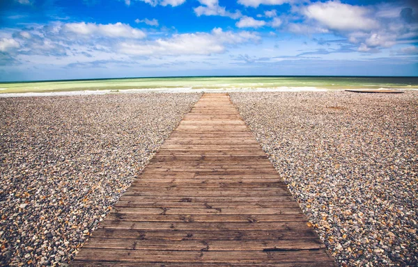 Tablón de madera que conduce al mar y el cielo azul - vacaciones y liberado —  Fotos de Stock