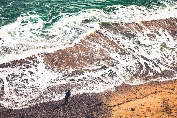 Κορυφαία θέα ενός ψαρά και κύματα-γέρος που ψαρεύει στη θάλασσα — Φωτογραφία Αρχείου