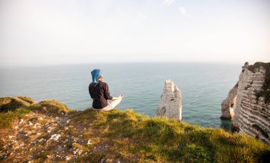 kadın gün batımı veya güneş güzel doğa arka plan yoga yapıyor