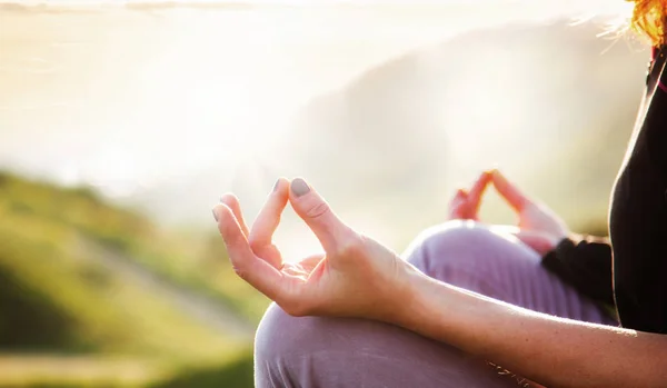 Kadın gün batımı veya güneş güzel doğa arka plan yoga yapıyor — Stok fotoğraf