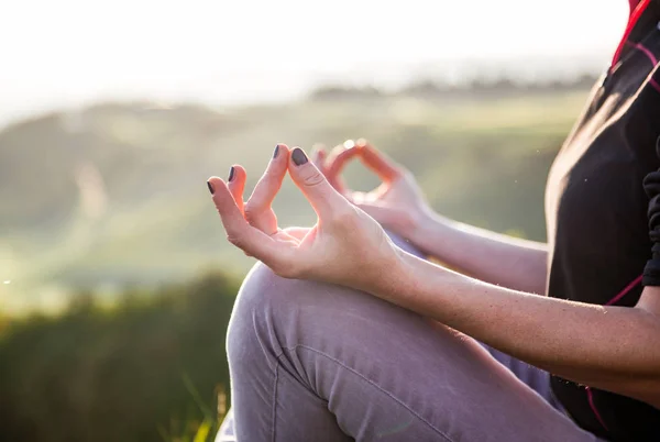 Kadın gün batımı veya güneş güzel doğa arka plan yoga yapıyor — Stok fotoğraf