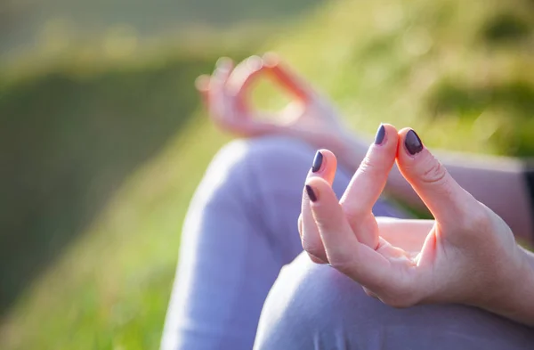 Kadın gün batımı veya güneş güzel doğa arka plan yoga yapıyor — Stok fotoğraf