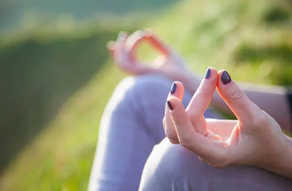 Wanita melakukan yoga di latar belakang alam yang indah saat matahari terbenam atau matahari — Stok Foto