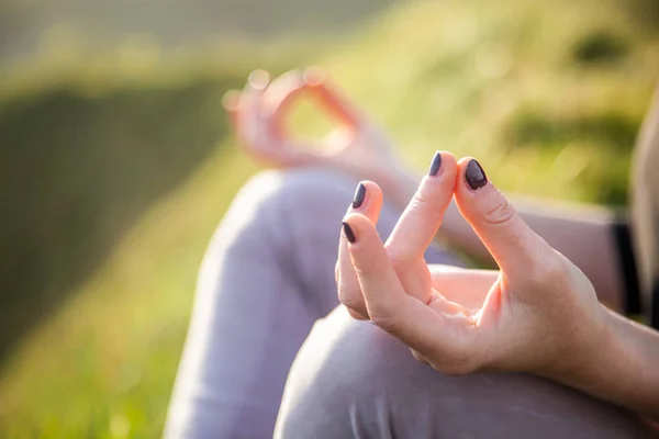 Kadın gün batımı veya güneş güzel doğa arka plan yoga yapıyor — Stok fotoğraf