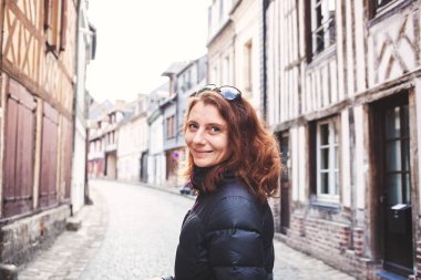 şirin bir eski kasabanın sokaklarında sırt çantası ile kadın gezgin