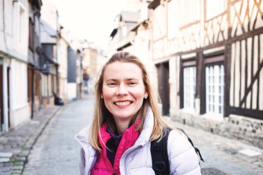 şirin bir eski kasabanın sokaklarında sırt çantası ile kadın gezgin