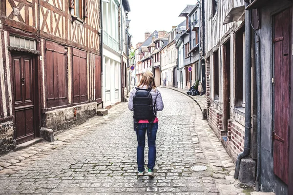 Женщина путешественник с рюкзаком на улицах причудливого старого города — стоковое фото