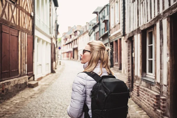 Γυναίκα ταξιδιώτης με σακίδιο στους δρόμους μιας γραφικές παλιάς πόλης — Φωτογραφία Αρχείου