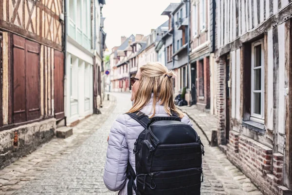 Frau mit Rucksack auf den Straßen einer malerischen Altstadt — Stockfoto