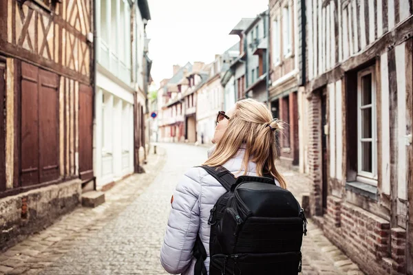 Kobieta podróżnik z plecakiem na ulicach osobliwy starego miasta — Zdjęcie stockowe