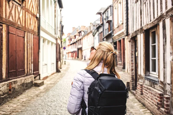 Жінка мандрівник з рюкзаком на вулицях химерного старого міста — стокове фото