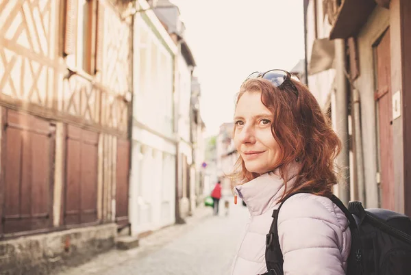 Viaggiatore donna con zaino per le strade di un caratteristico centro storico — Foto Stock