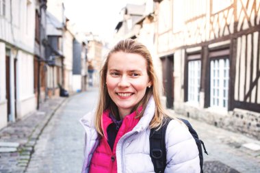 şirin bir eski kasabanın sokaklarında sırt çantası ile kadın gezgin