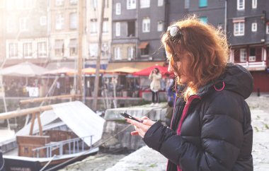 sokakta telefonunu kullanarak güzel kadın