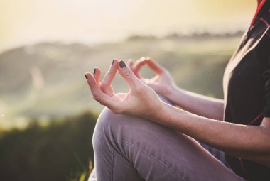 kadın gün batımı veya güneş güzel doğa arka plan yoga yapıyor