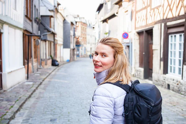 Viaggiatore donna con zaino per le strade di un caratteristico centro storico — Foto Stock