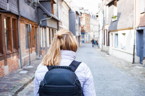 風変わりな旧市街の路上でバックパックを持つ女性旅行者 — ストック写真