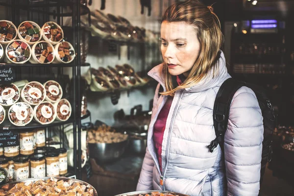 Bela jovem mulher fazendo compras em uma loja de caramelo - viajar em Nor — Fotografia de Stock