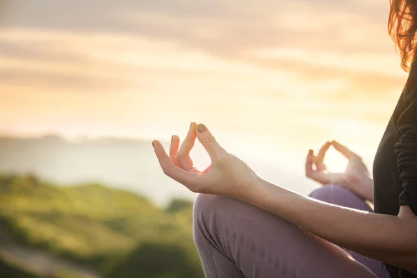 Kadın gün batımı veya güneş güzel doğa arka plan yoga yapıyor — Stok fotoğraf