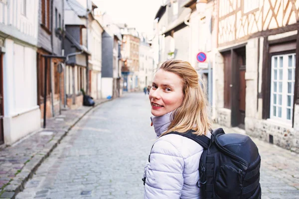 Viaggiatore donna con zaino per le strade di un caratteristico centro storico — Foto Stock