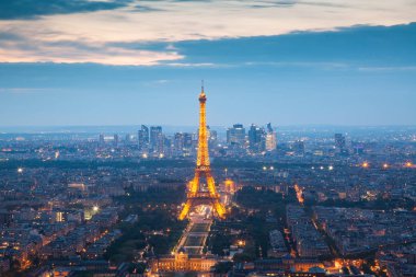 ikonik Eyfel Kulesi ile günbatımı Paris üzerinde havadan görünümü