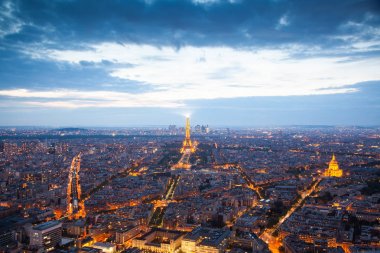 ikonik Eyfel Kulesi ile günbatımı Paris üzerinde havadan görünümü