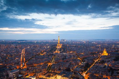 ikonik Eyfel Kulesi ile günbatımı Paris üzerinde havadan görünümü