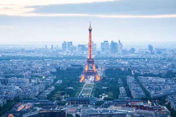 日落时分巴黎与标志性埃菲尔铁塔的鸟瞰图 — 图库照片