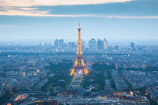 Vista aérea sobre Paris ao pôr do sol com a icónica Torre Eiffel — Fotografia de Stock