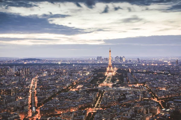 Vista aérea de París al atardecer con la icónica torre Eiffel —  Fotos de Stock
