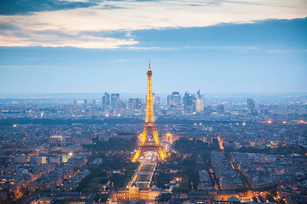 Vista aérea sobre Paris ao pôr do sol com a icónica Torre Eiffel — Fotografia de Stock