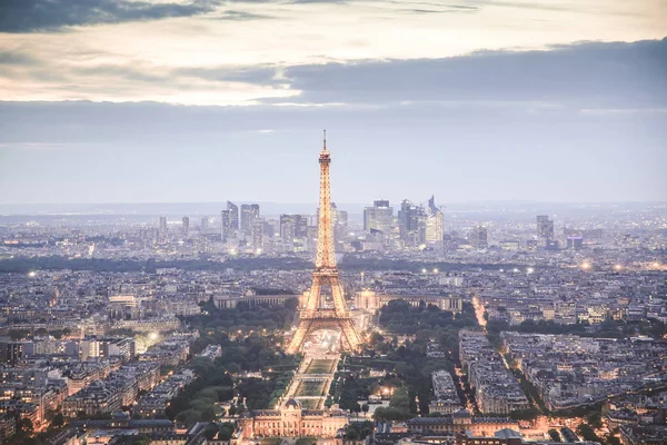 Vista aerea su Parigi al tramonto con l'iconica torre Eiffel — Foto Stock